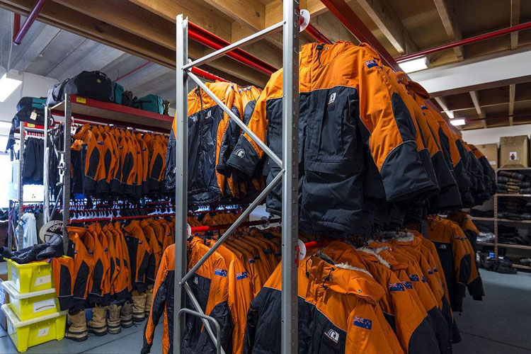 服裝倉庫如何除濕？倉庫除濕機輕松應對潮濕問題